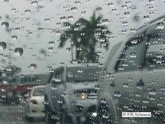 风在轻轻吹着雨，吹入雨的心里 雨轻轻的在风里，滴入风的梦里