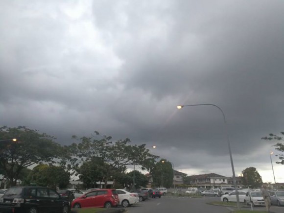 仿佛又要来到暴风雷雨前的天昏地暗