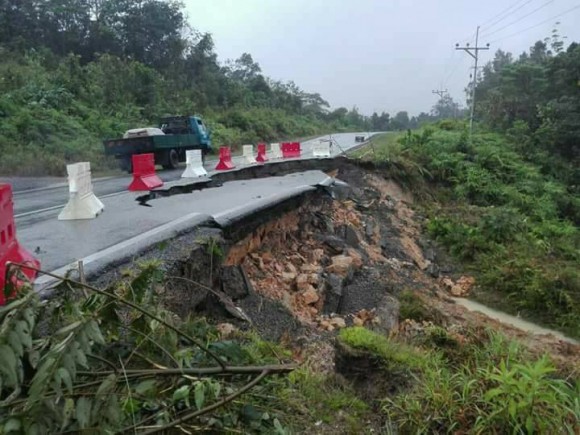 几天的豪雨，西连甘榜Mongkos的道路严重裂开