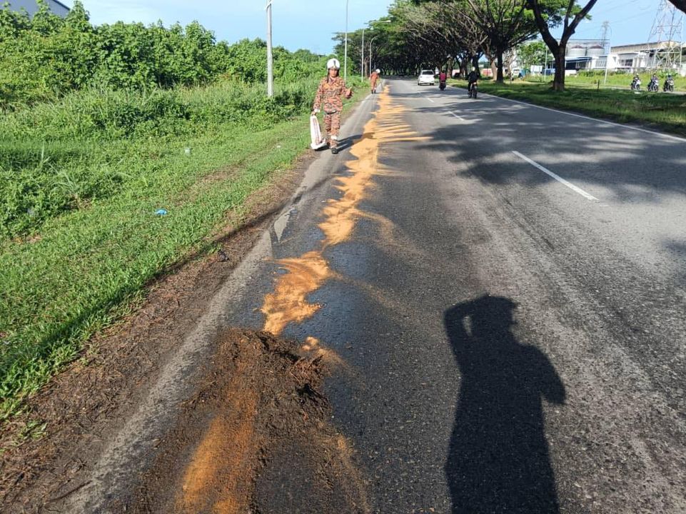 Bako路段出现百米油迹路 Bomba及时清理